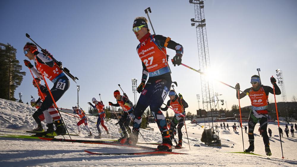 Ein Norweger  verlässt die Biathlon-Bühne. © TT NEWS AGENCY / ANDERS WIKLUND