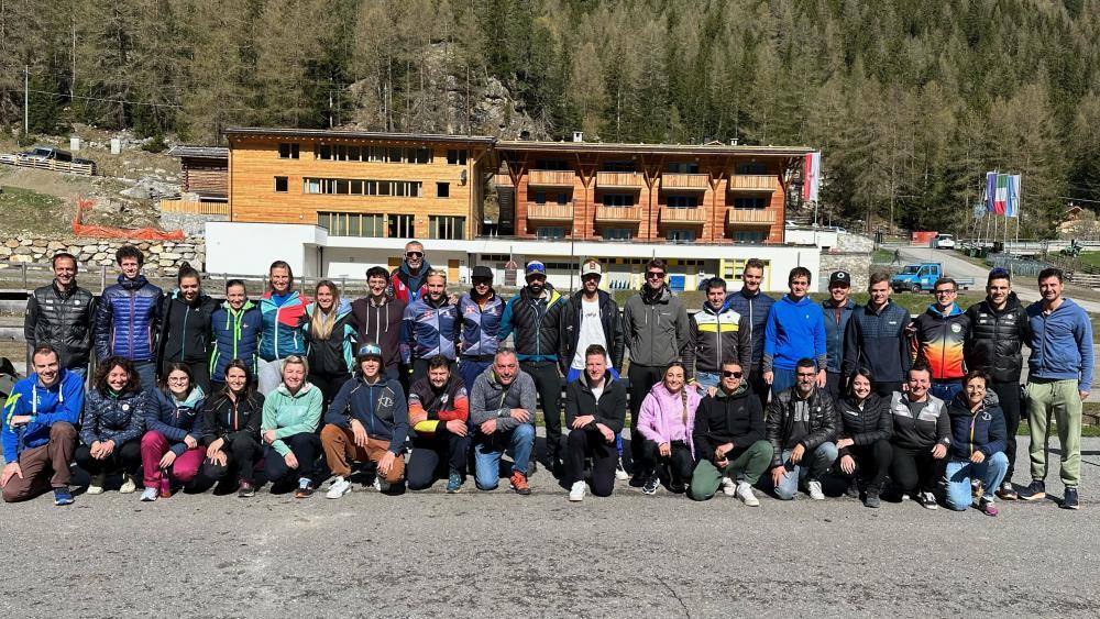 Lukas Hofer (untere Reihe; 7.v.r. ) und Dorothea Wierer (6.v.r.) nahmen an der Trainerausbildung im Martelltal teil. © pm