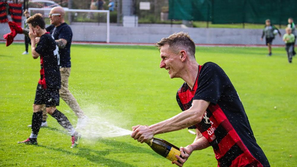 Maximilian Lanthaler let the corks pop with Partschins after the climb. © det
