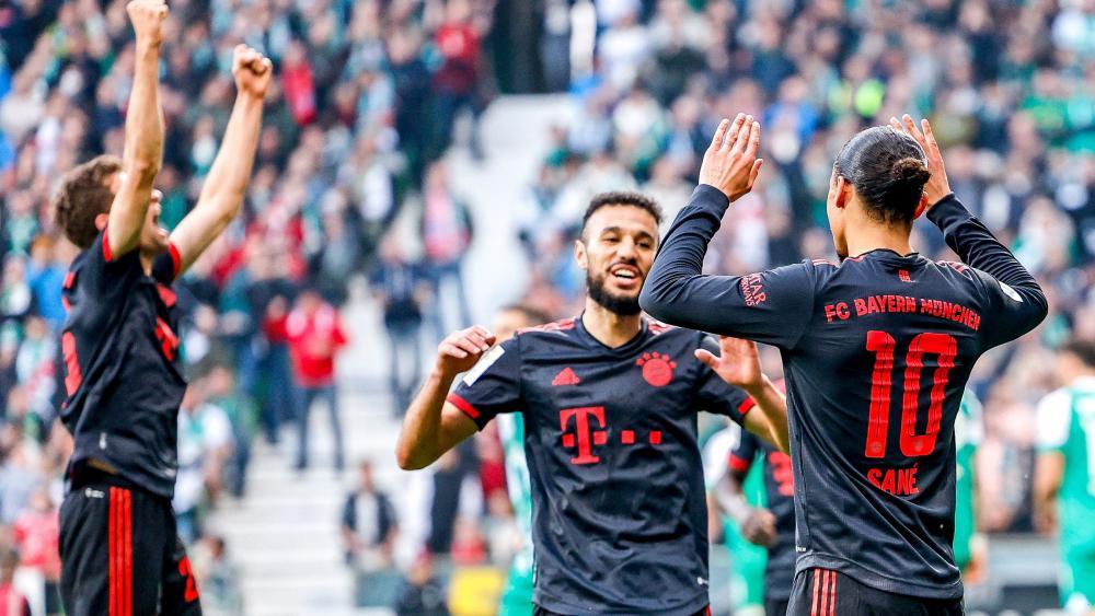 Le buteur Leroy Sané (à droite) et le Bayern célèbrent après la victoire à Brême. © APA/afp / AXEL HEIMKEN