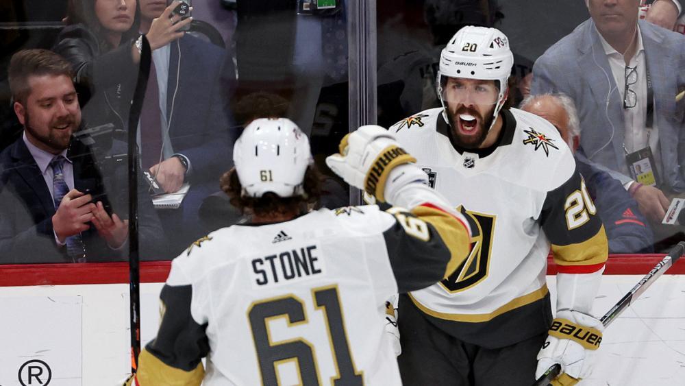 Chandler Stephenson (r) nimmt die Glückwünsche von Mark Stone entgegen. © APA/GETTY IMAGES NORTH AMERICA / PATRICK SMITH