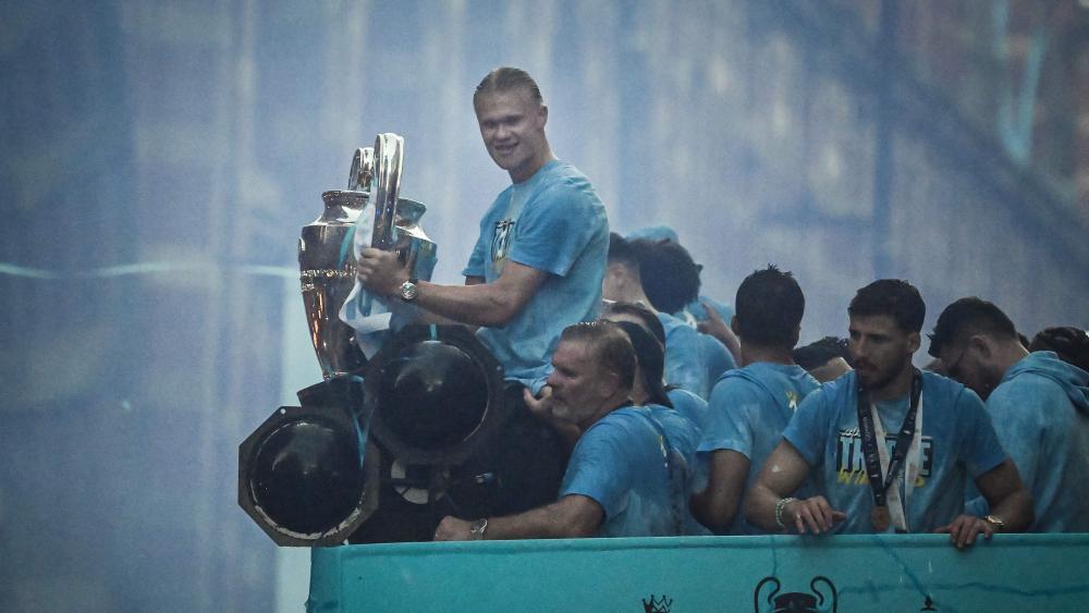 Erling Haaland präsentierte den City-Fans zum ersten Mal einen Henkelpott. © APA/afp / PAUL ELLIS