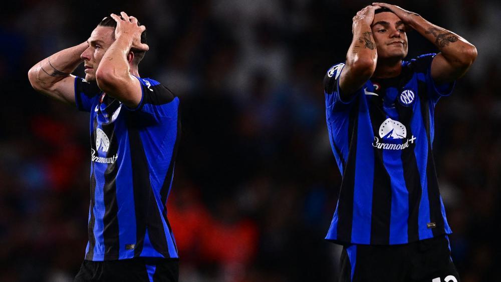 Fassungslosigkeit bei Robin Gosens (links) und Raoul Bellanova. © APA/afp / MARCO BERTORELLO