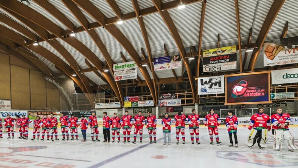 Auch in der anstehenden Saison prangt im Pranives-Stadion der Grödner das AlpsHL-Logo auf dem Eis – wie bei 4 weiteren Teams aus Südtirol. © Social Media / HCG