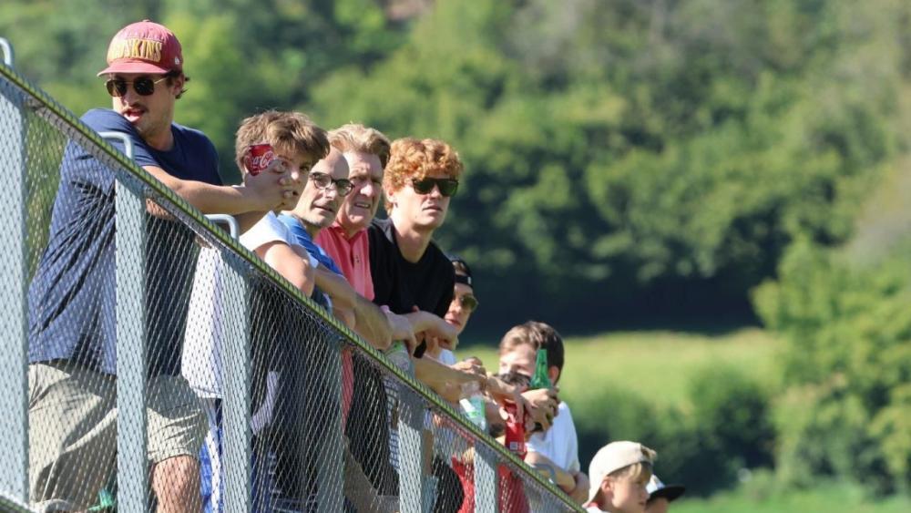 Auch Jannik Sinner (mit Sonnenbrille, neben seinem Vater Hanspeter) war am Wochenende wieder Zaungast bei einem Amateurfußball-Spiel. © D. Laner