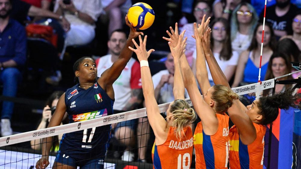 Fatime Sylla (links) und die Azzurre mussten sich gegen starke Niederländerinnen geschlagen geben. © APA/afp / JOHN THYS