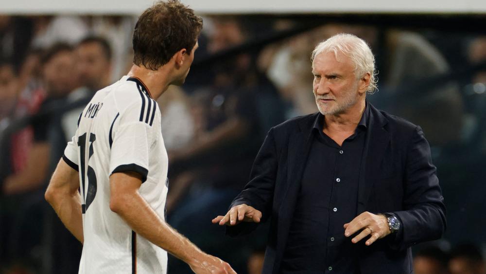 Rudi Völler in seinem Element: Hier spricht er mit Thomas Müller. © APA/afp / ODD ANDERSEN