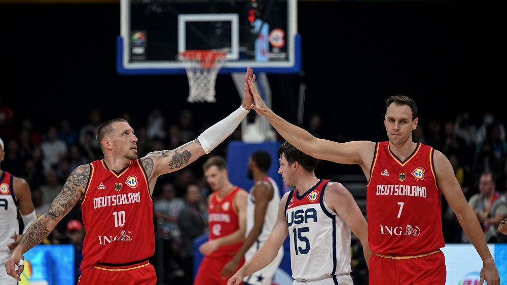Stehen mit Deutschland im Finale: Daniel Theis (links) und Johannes Voigtmann. © APA/afp / JAM STA ROSA