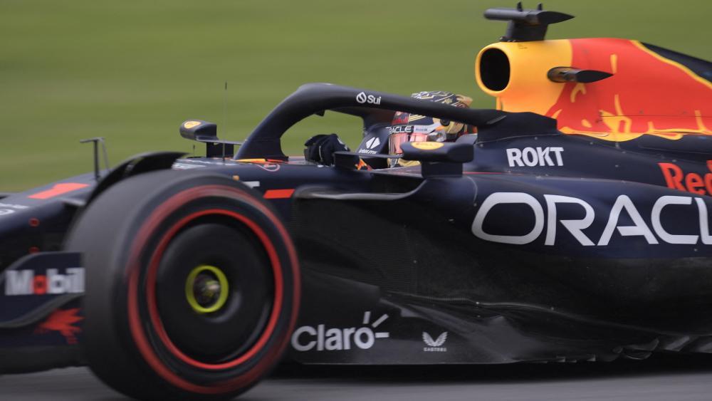 Max Verstappen achieved the best time in strong winds. © APA/afp / DOUGLAS MAGNO