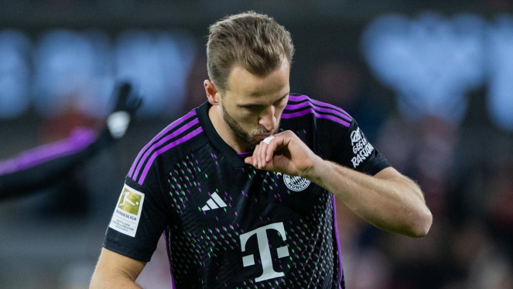 Harry Kane kissed his taped ring for the 18th time. © APA/dpa / Rolf Vennenbernd