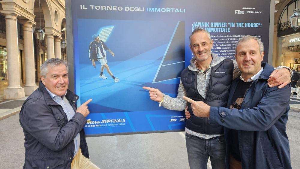 Von links Hermann Trojer, Kurt Brugger und Martin Pichler vor einem der unzähligen Sinner-Plakate im Zentrum von Turin.