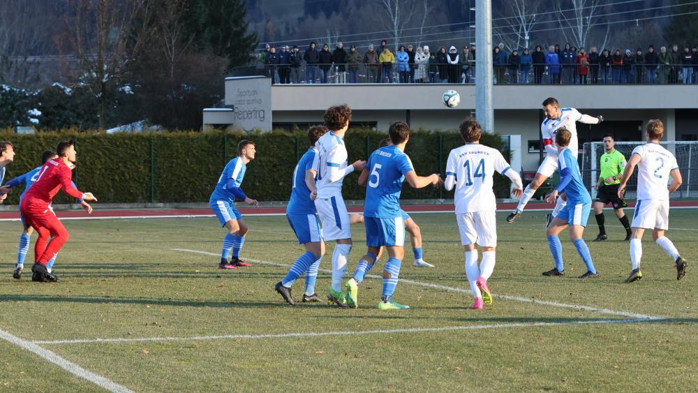 Bruneck (in weiß) und Brixen (in blau) lieferten sich ein packendes Duell. © David Laner