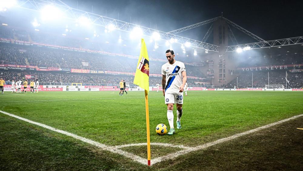 Für Hakan Calhanoglu und Inter gab es im Marassi-Stadion von Genoa keinen vollen Erfolg. © APA/afp / PIERO CRUCIATTI