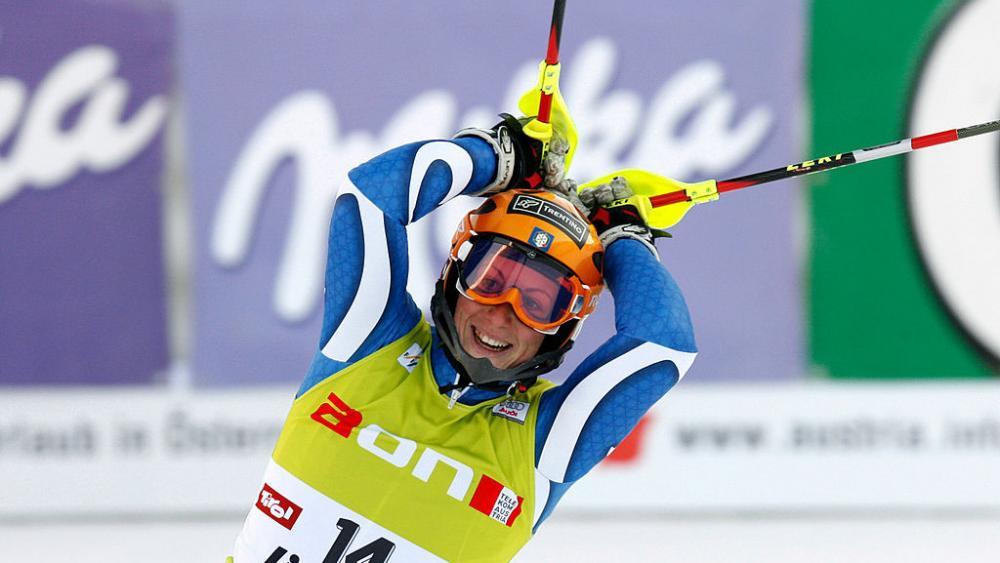 Ex sciatore di slalom italiano nella felicità dei bambini – sci alpino