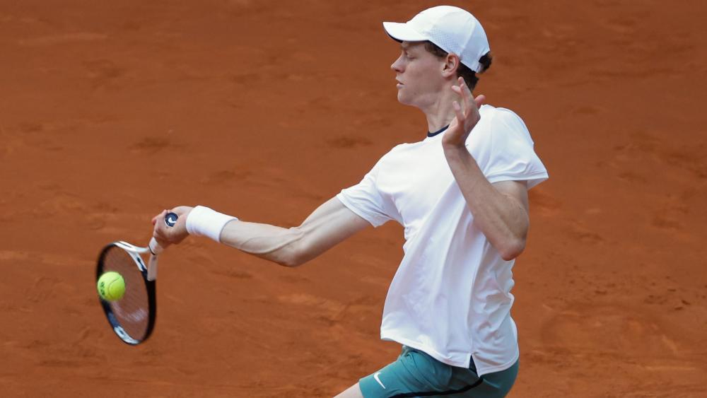 Jannik Sinner's Remarkable Victory Despite Injury at ATP Masters in