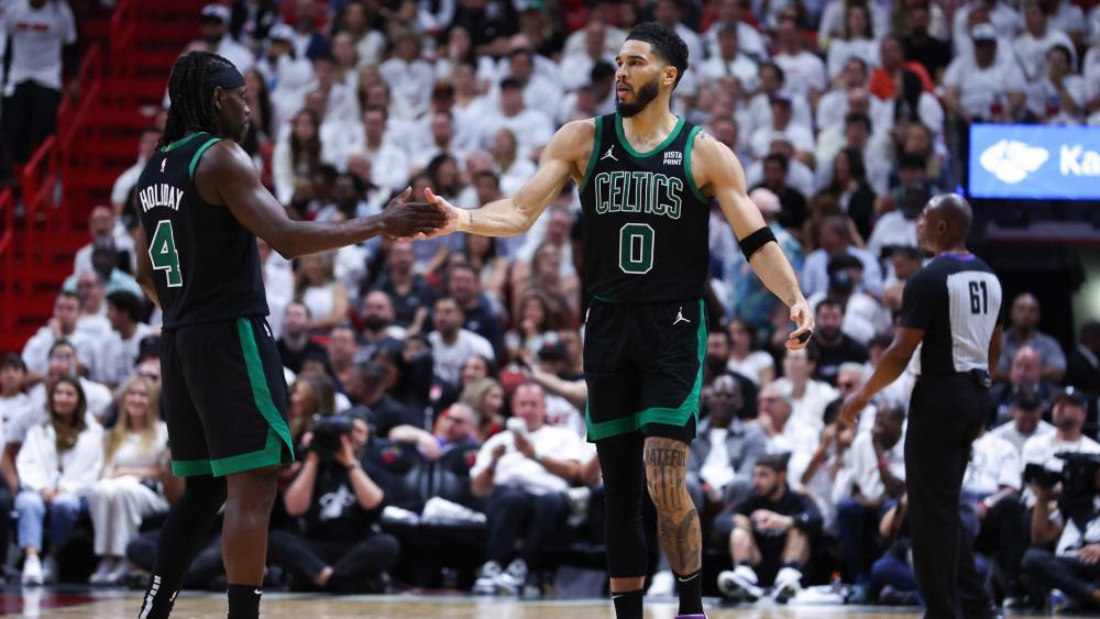 Die Boston-Spieler Jrue Holiday und Jayson Tatum haben Grund zur Freude. © APA / MEGAN BRIGGS