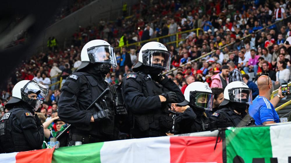 Disordini evitati: la polizia ferma i tifosi dell’Italia – Nazionale
