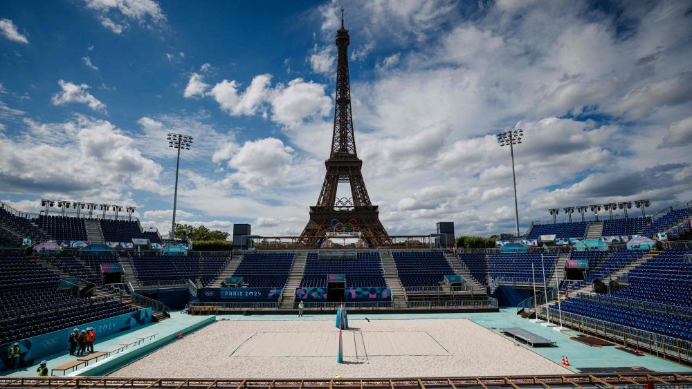 Beach-Volleyball unterm Eiffelturm bei den Olympischen Spielen. © APA/afp / DIMITAR DILKOFF