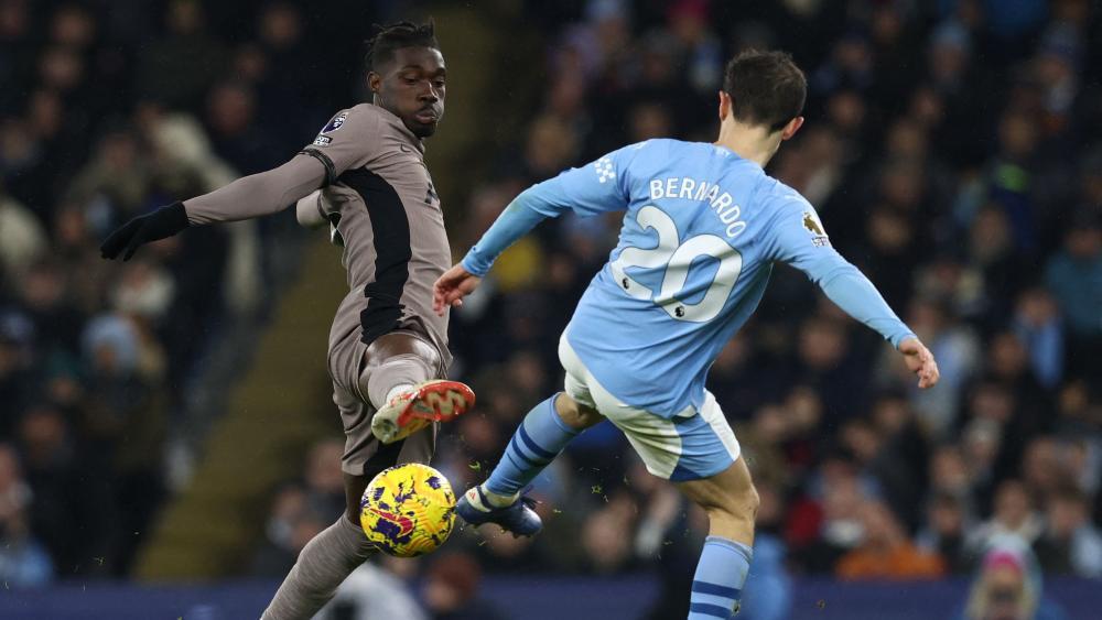 Yves Bissouma (l.) wird den Spurs beim Saisonauftakt fehlen. © APA/afp / DARREN STAPLES