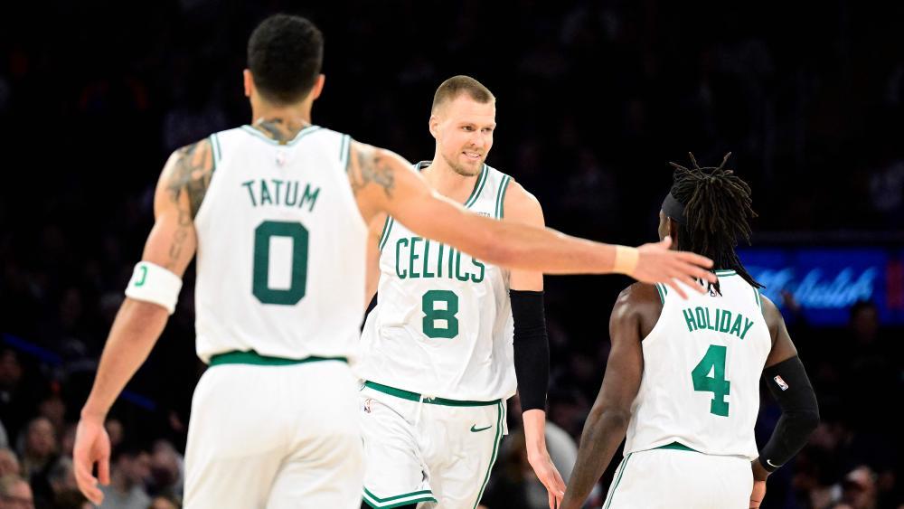 Jayson Tatum, Kristaps Porzingis und Jrue Holiday peilen mit den Celtics den nächsten Titel an. © APA / STEVEN RYAN