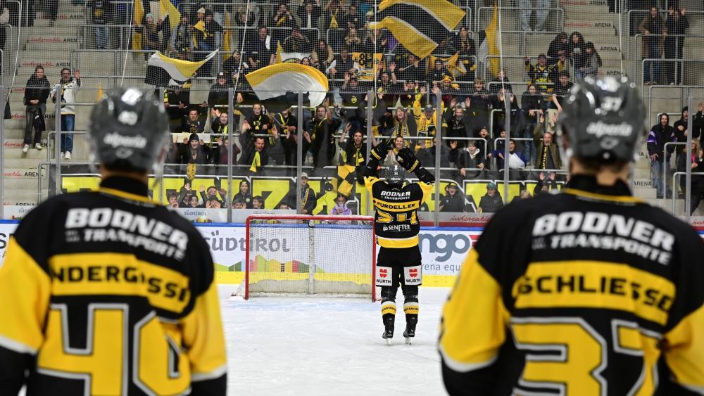 Tommy Purdeller (à l'avant) a été célébré par les fans de Puster. © I.Foppa