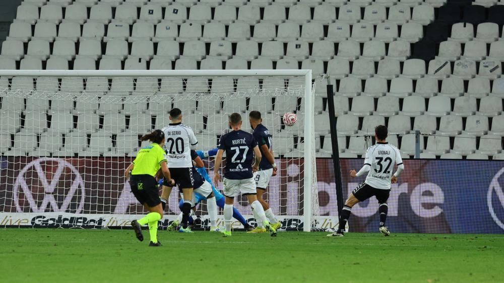 In dieser Szene trifft Luca Vignali (rechts) zum 3:0 für Spezia. ©Foto Bordoni