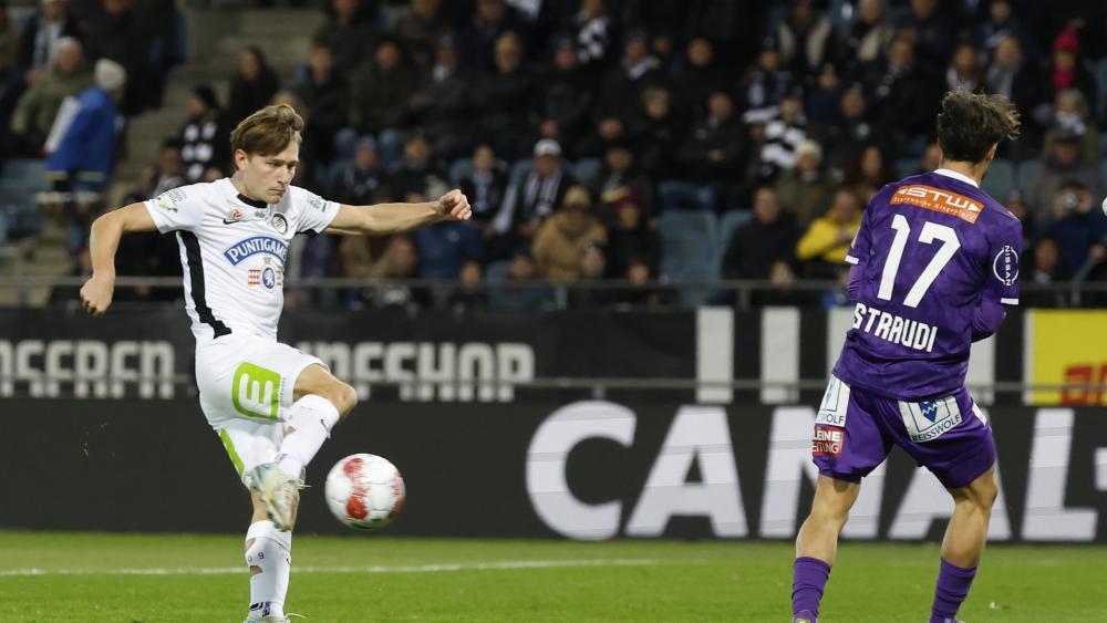 Simon Straudi (rechts) ging mit Austria Klagenfurt 0:7 unter. © APA / ERWIN SCHERIAU