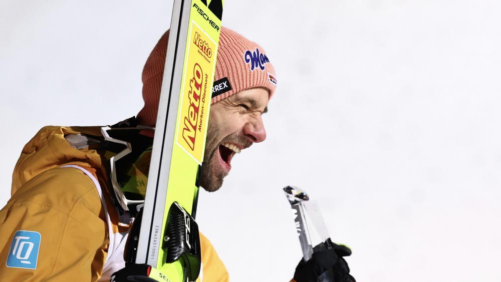 Der deutsche Skispringer Pius Paschke eilt von Sieg zu Sieg. © ANSA / Anna Szilagyi