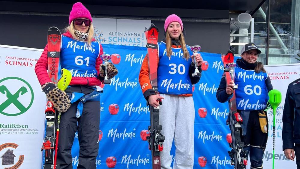 Victoria Klotz (Mitte) kletterte bei den U18-Jährigen aufs Siegertreppchen.