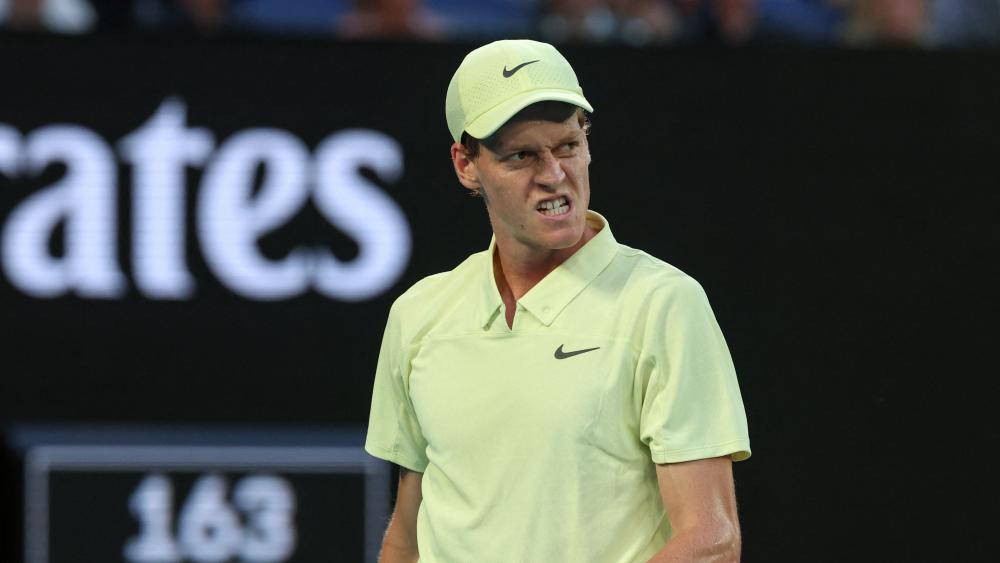 Mit viel Biss: Jannik Sinner hat in Melbourne den nächsten Gegner besiegt. © APA/afp / DAVID GRAY