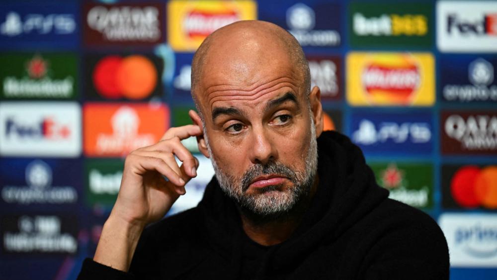 Pep Guardiola soll mit ManCity das frühe Aus abwenden. © APA/afp / PAUL ELLIS