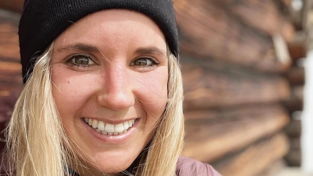 Ski-Dame macht eine schwere Zeit durch.