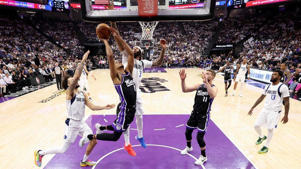 Anthony Davis (Mitte) führte die Mavs spektakulär zum Sieg. © APA / EZRA SHAW