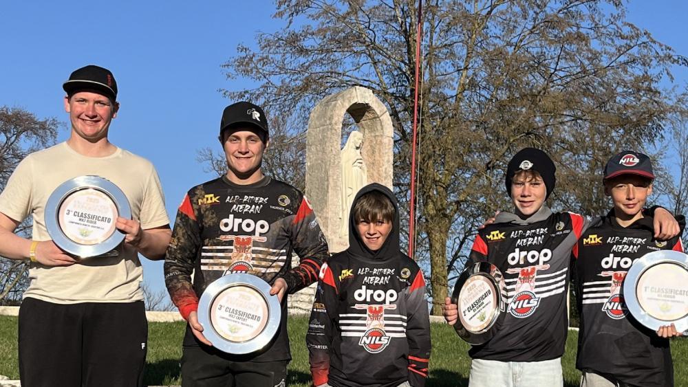 Die erfolgreichen Motocrosser beim Gruppenfoto in Sant'Anna d'Alfaedo.