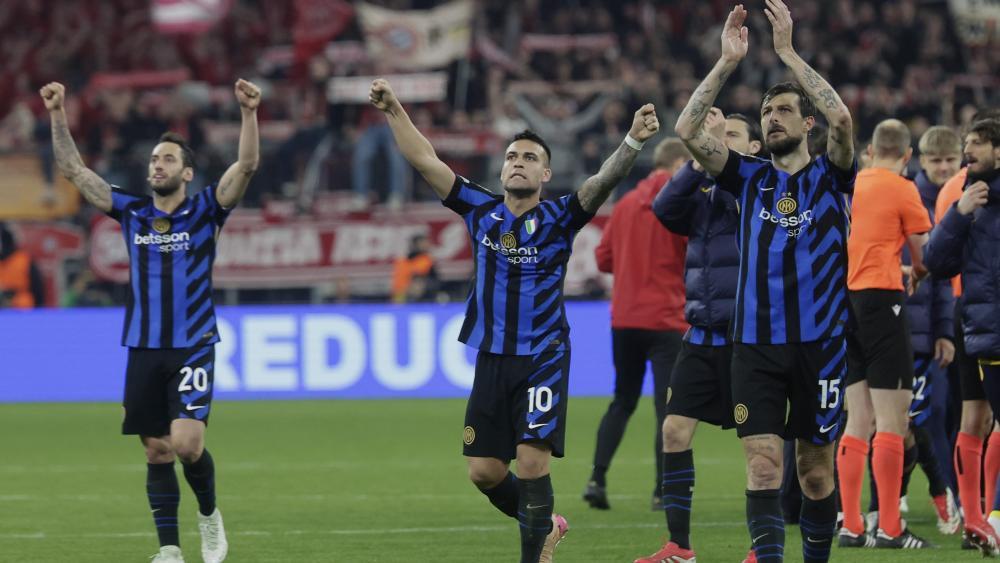Die Inter-Spieler bejubeln den Auswärtssieg im Viertelfinal-Hinspiel © ANSA / RONALD WITTEK