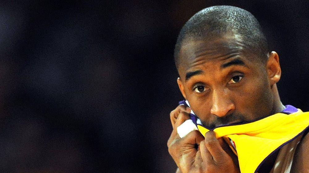 Ein Trikot von Kobe Bryant wurde für eine Rekordsummer versteigert. © APA/afp / MARK RALSTON