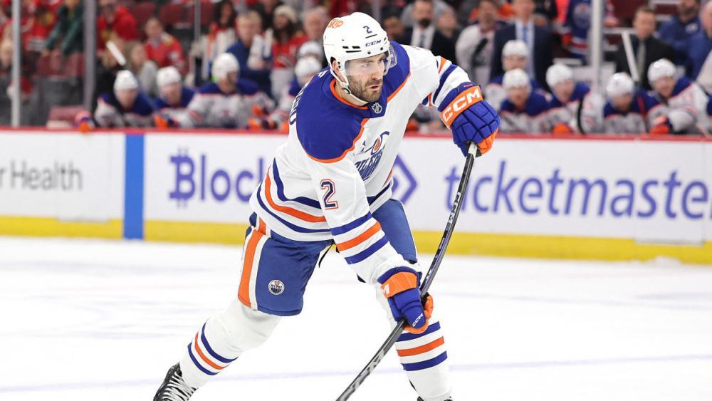 Evan Bouchard und die Oilers verkürzen in der Serie. © APA/GETTY IMAGES NORTH AMERICA / MICHAEL REAVES