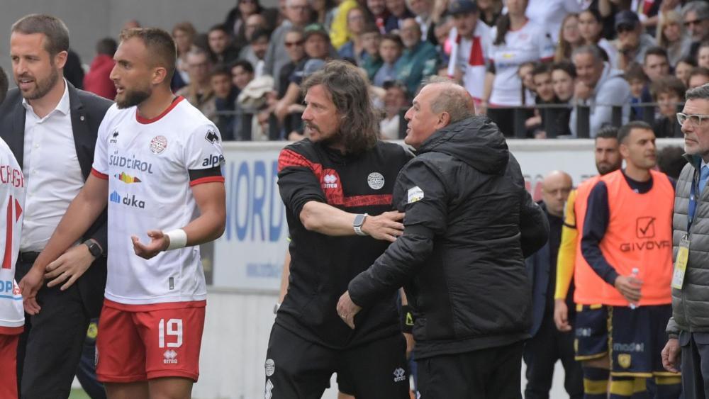 FCS-Coach Fabrizio Castori (rechts) musste zurückgehalten werden. © DLife/Luca Ognibene