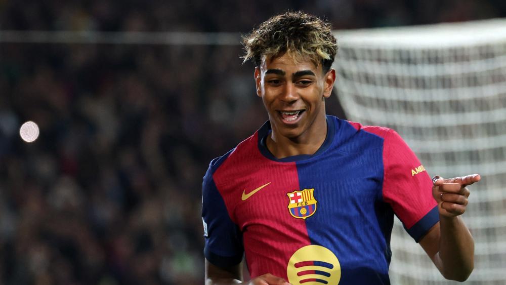 Lamine Yamal erlebte mit Barcelona eine magische Nacht. © APA/afp / LLUIS GENE