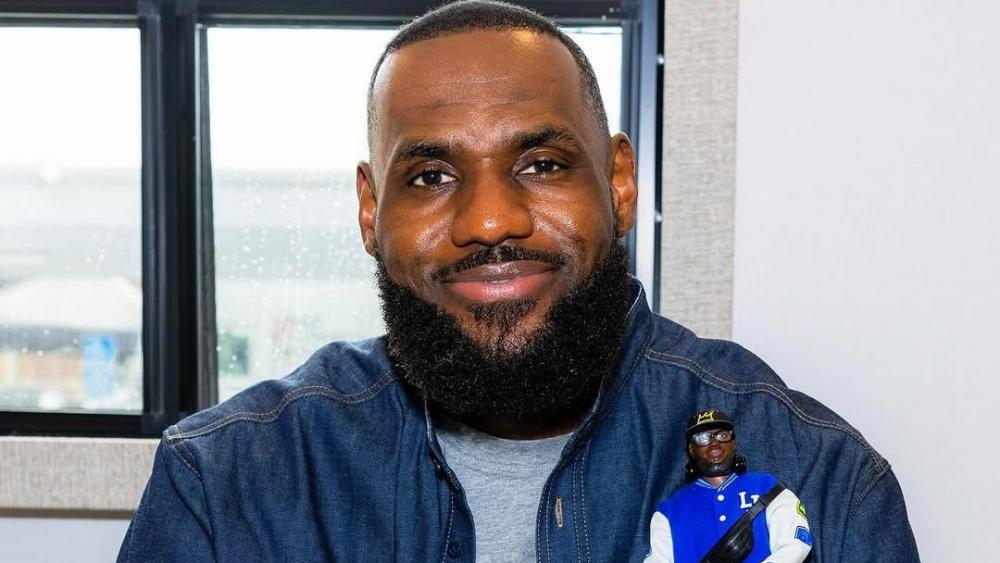 LeBron James mit seiner Barbie-Figur.