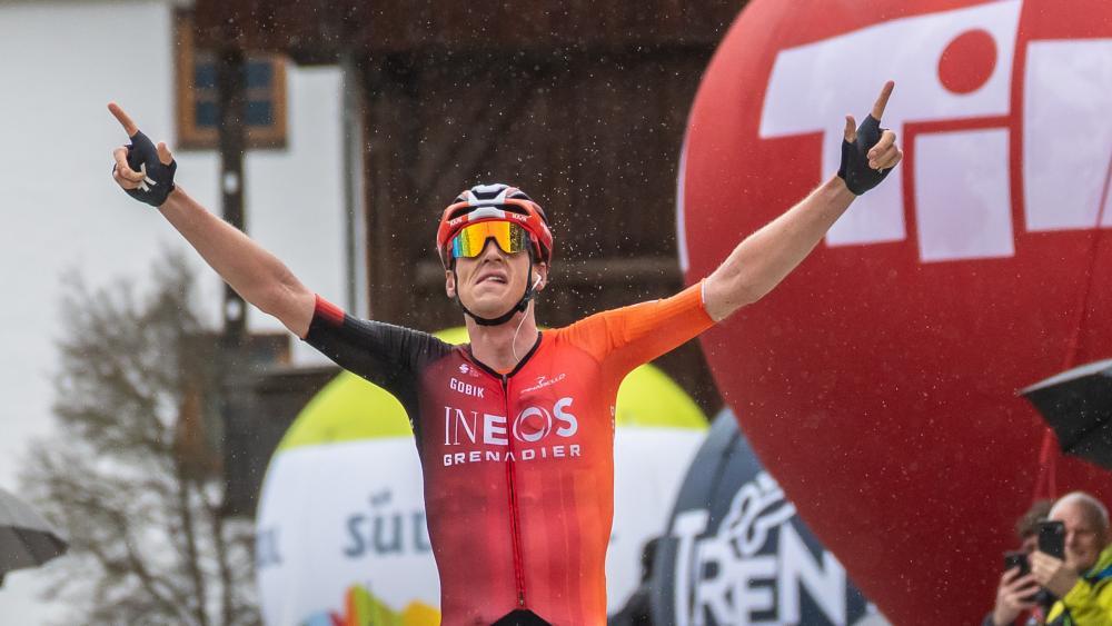 Thymen Arensman jubelt im  Ziel. © APA / EXPA/JOHANN GRODER