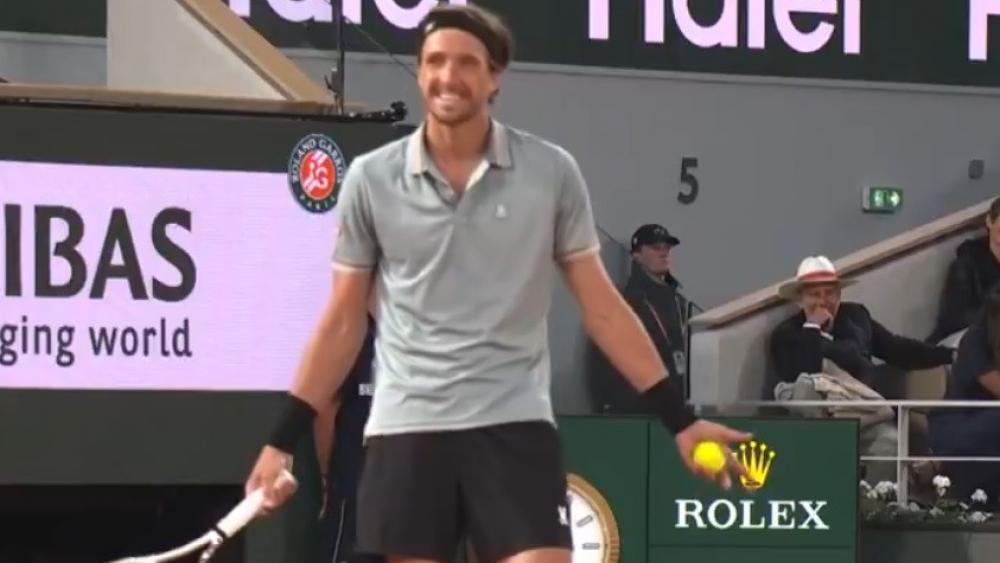 Arthur Rinderknech lachte nach der verpönten Aktion verlegen. © Screenshot