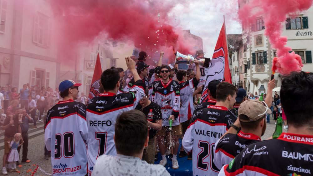 BILDER-Kaltern-feiert-seine-Eishockey-Helden