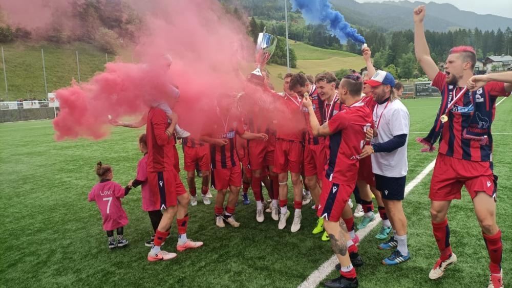 Ausgelassener Jubel in St. Johann: Der SSV Ahrntal feiert den Titelgewinn. © chm