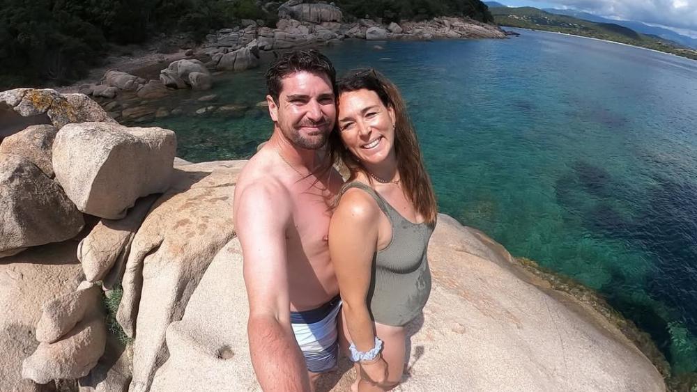 Un couple de skieurs de rêve attend un bébé.
