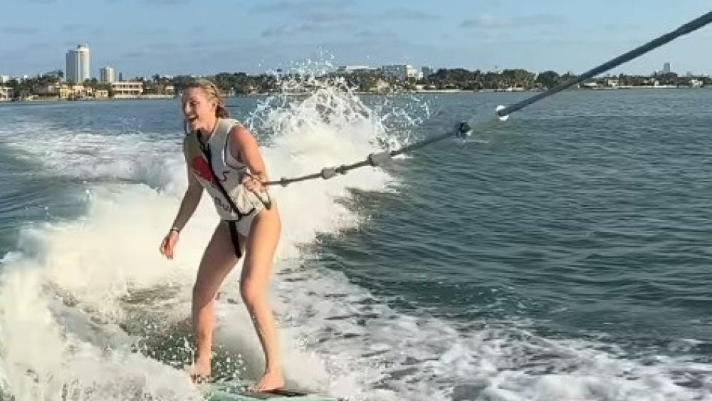 Beim Surfen erlebte Lindsey Vonn eine Überraschung.