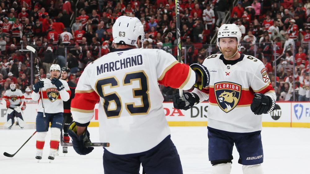 Brad Marchand und Sam Bennett jubeln: Florida hat die Eastern Finals gewonnen. © APA / BRUCE BENNETT