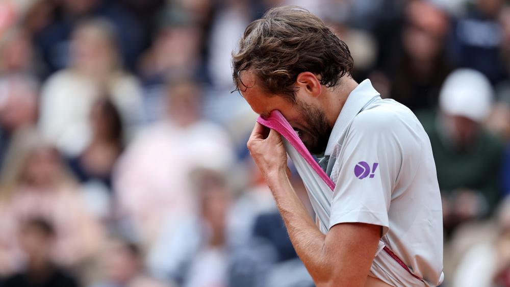 Daniil Medvedev scheitert auch bei den French Open früh. © ANSA / CHRISTOPHE PETIT TESSON