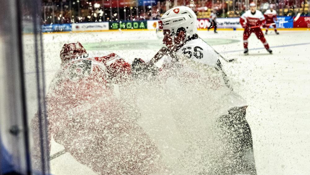 Das weiche Eis in Herning bereitet den Spielern heftige Probleme. © ANSA / Henning Bagger