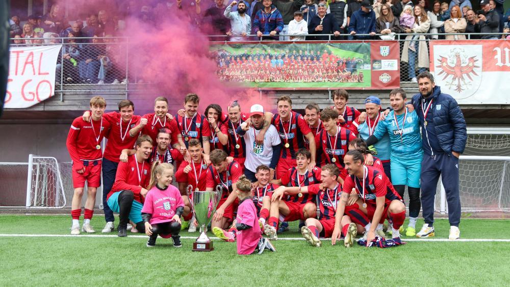 Der SSV Ahrntal lässt sich als Landesliga-Meister 2025 feiern. © Andi Volgger